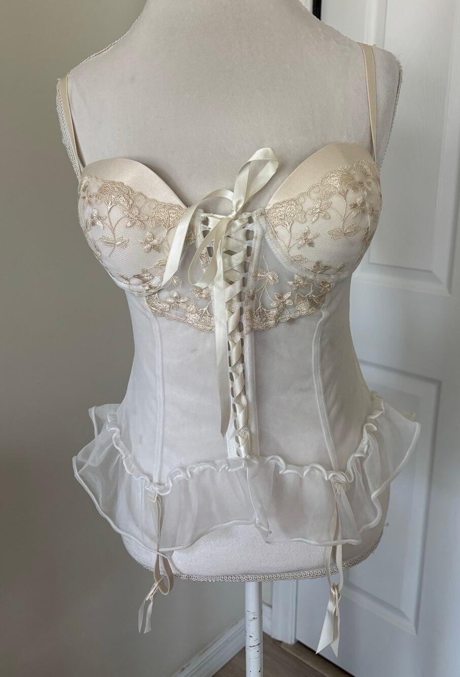 Enchanting Ivory White Lace Corset Medium Lace Garter Clips Vintage Lingerie